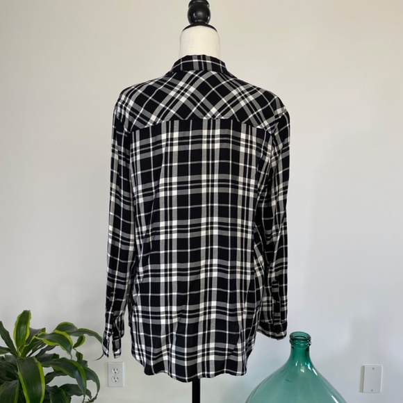 **SOLD** Lightweight boyfriend black & white plaid shirt - Size S - Picture 3 of 6